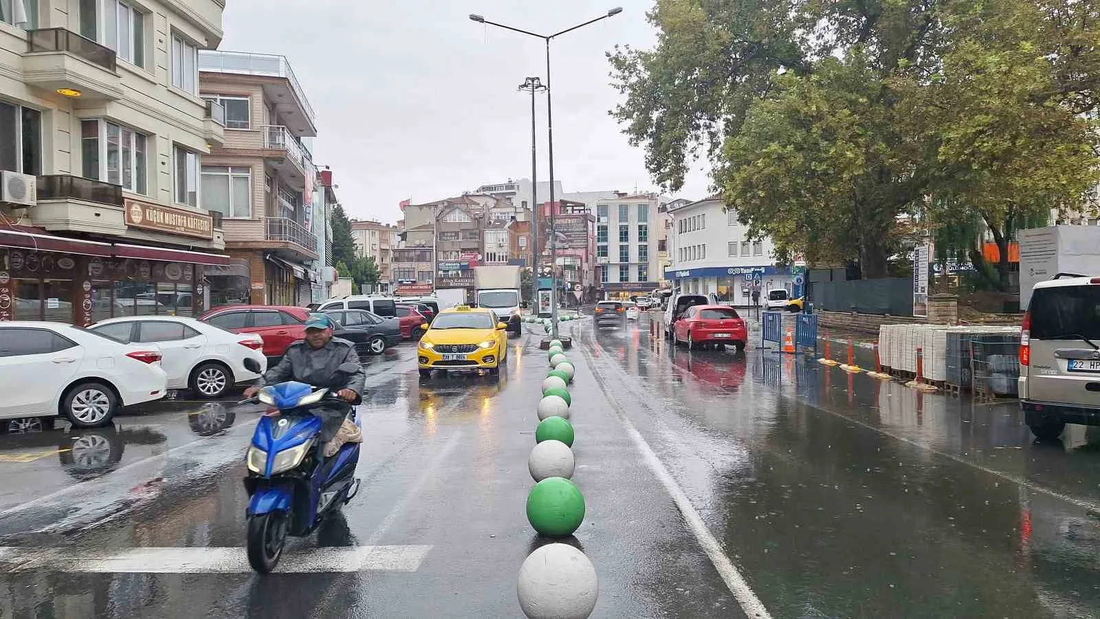 Kırklareli’nde dün geceden itibaren etkili olan sağanak yağış, kentte hayatı
