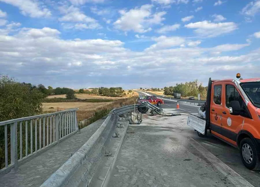 Kırklareli’nde köprüden dereye düşen tır sürücüsü yaralandı. Alınan bilgiye göre,