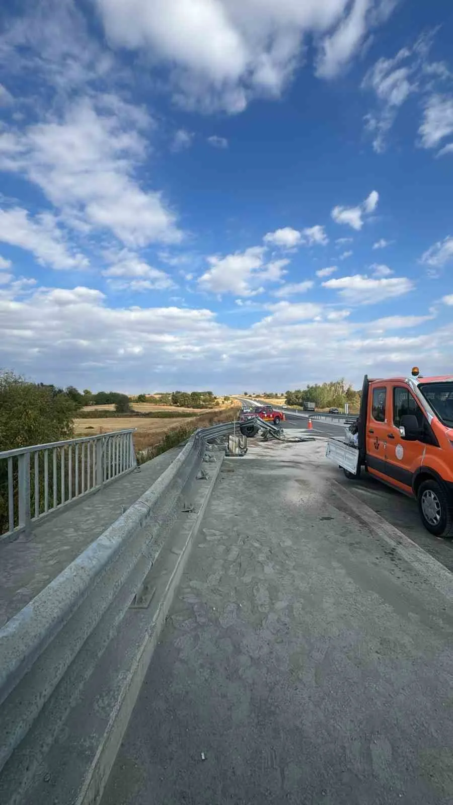Kırklareli’nde köprüden dereye düşen tır sürücüsü yaralandı. Alınan bilgiye göre,