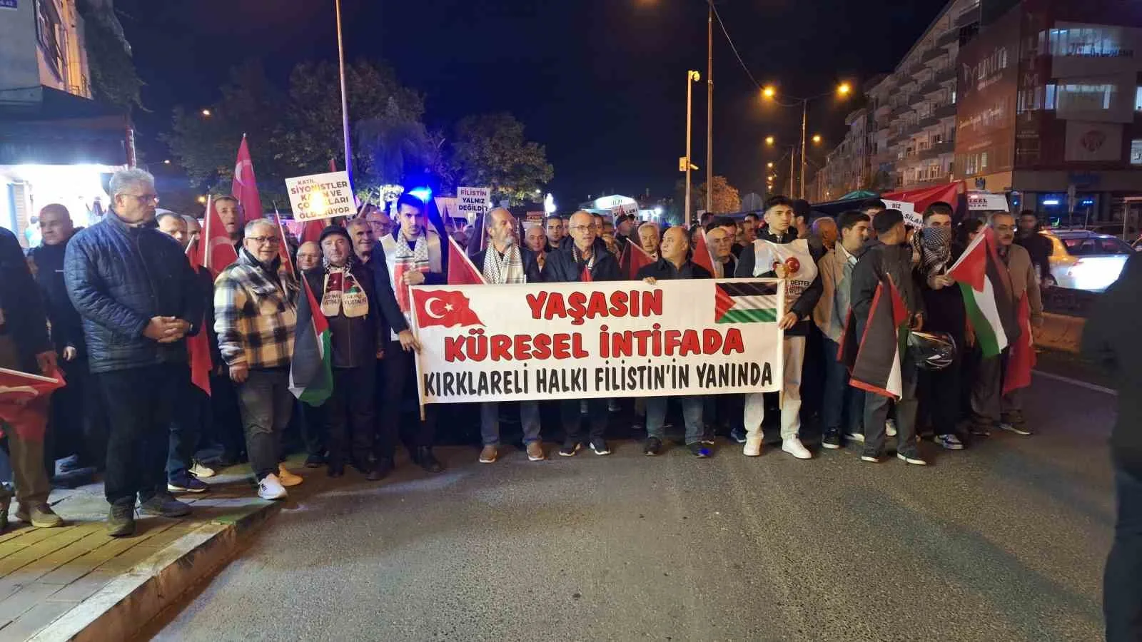 Kırklareli’nde Gazze’ye destek yürüyüşü yapıldı, yürüyüşte metrelerce bayrak açıldı. Kırklareli’de