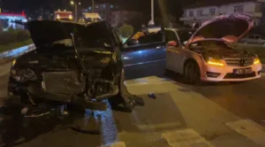 Bartın’da kırmızı ışıkta duran araca çarpan otomobilin sürücüsü aracından inerek