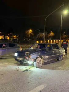 Karabük’te kırmızı ışıkta bekleyen motosiklet sürücüsüne otomobil çarptı. Motosiklet sürücüsünün