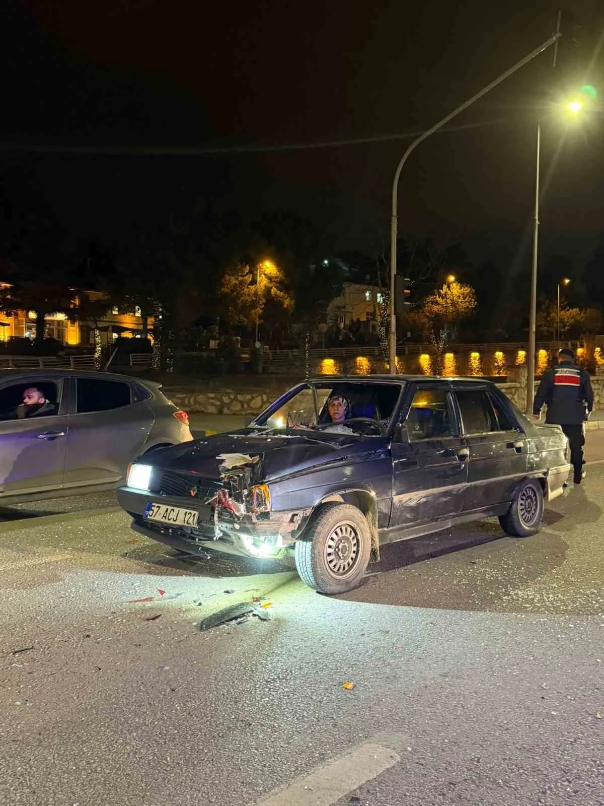 Karabük’te kırmızı ışıkta bekleyen motosiklet sürücüsüne otomobil çarptı. Motosiklet sürücüsünün