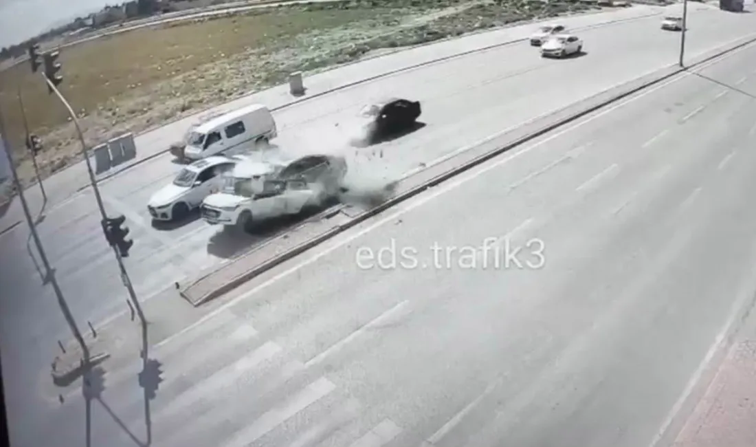 Konya’da kırmızı ışıkta bekleyen otomobilin, son sürat gelen başka bir