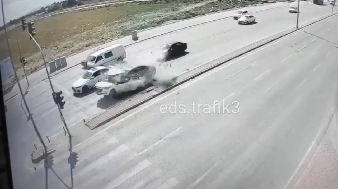 Konya’da kırmızı ışıkta bekleyen otomobilin, son sürat gelen başka bir