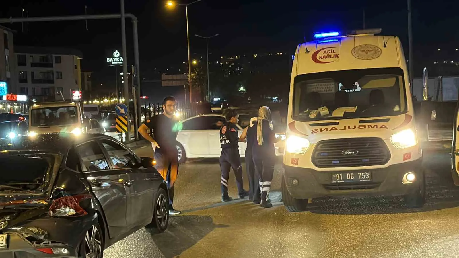 Düzce’de kırmızı ışıkta duran otomobile kamyonun çarptığı kazada 2 kişi