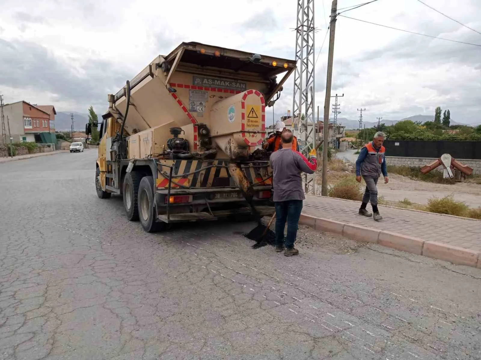 Kayseri Büyükşehir Belediyesi; yaklaşan kış mevsimi öncesinde kırsal mahalle yollarındaki