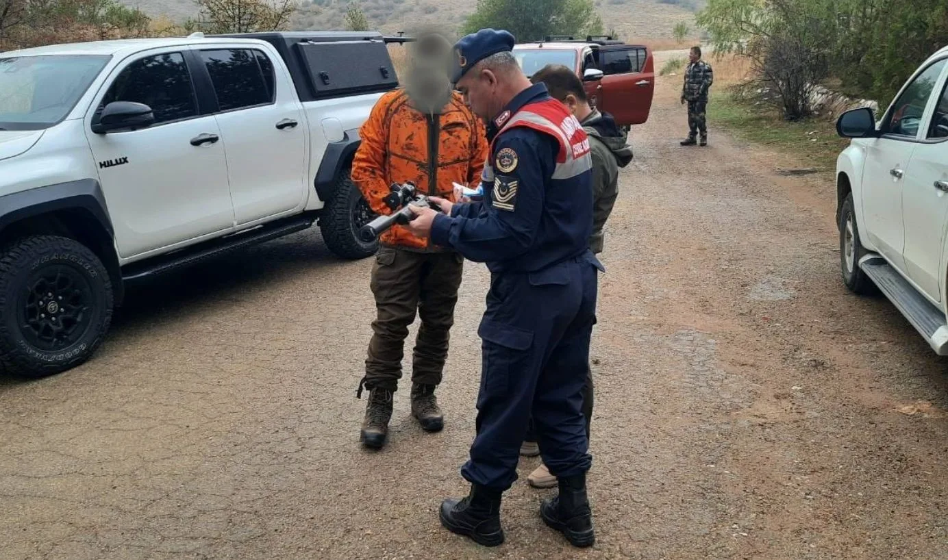 Kırşehir’in Kaman ilçesinde 4 kaçak avcıya yakalanarak para cezası kesildi.
