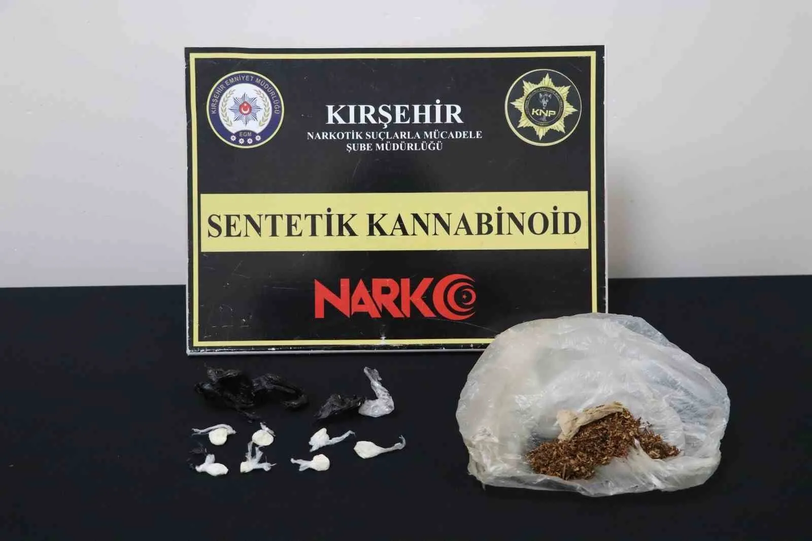 Kırşehir’de polis ekiplerince düzenlenen uyuşturucu operasyonunda 1 kişi tutuklandı. Edinilen