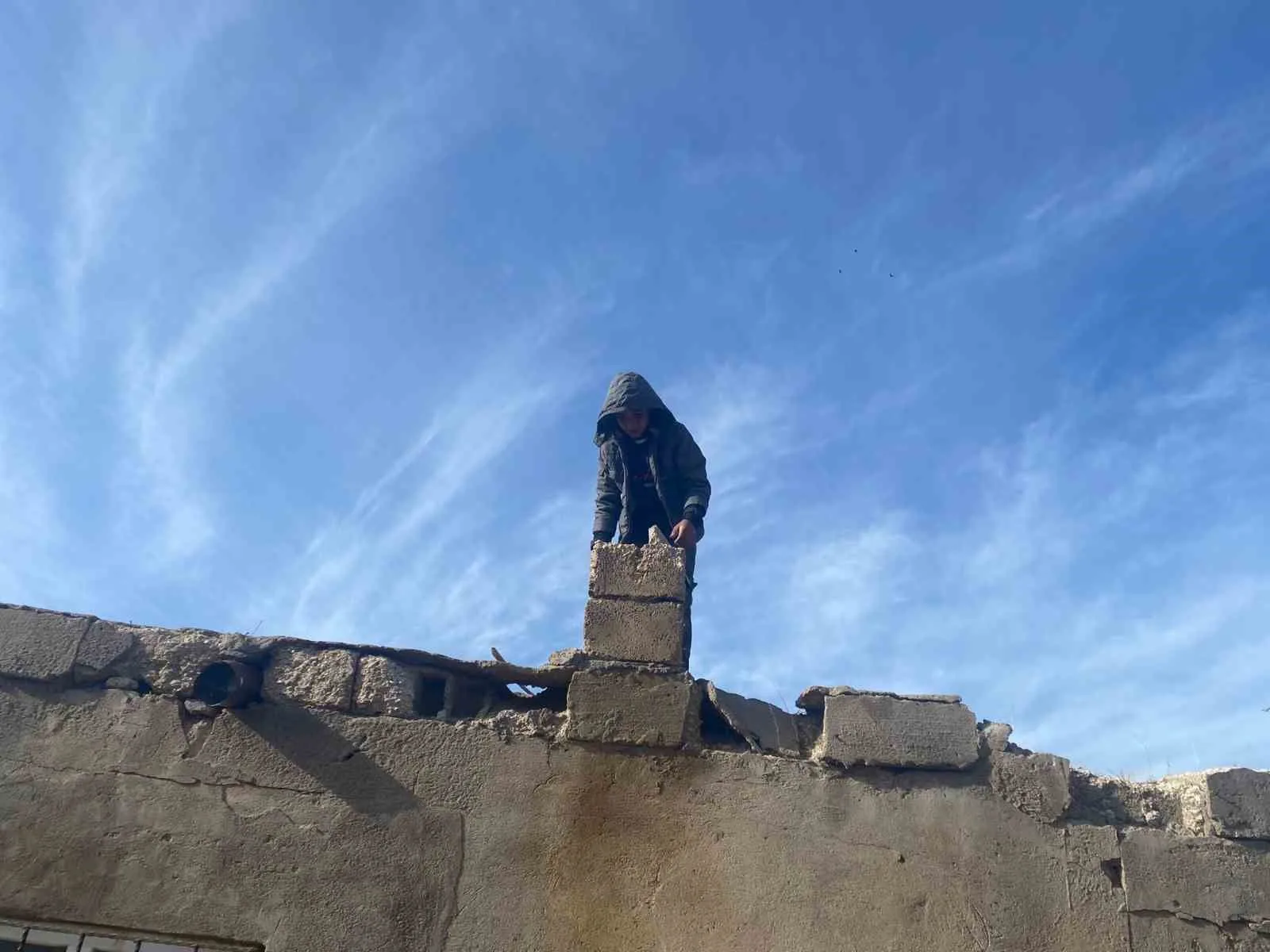 Patnos’ta vatandaşlar, yaklaşan kış öncesi bacalarını temizleyerek hem güvenli ısınmayı