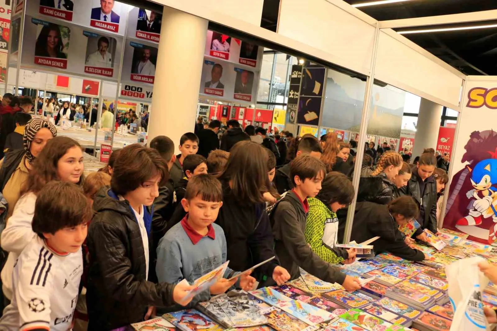 Uluslararası 15. Kocaeli Kitap Fuarı’nda çizgi romanların bulunduğu stant, fuarın