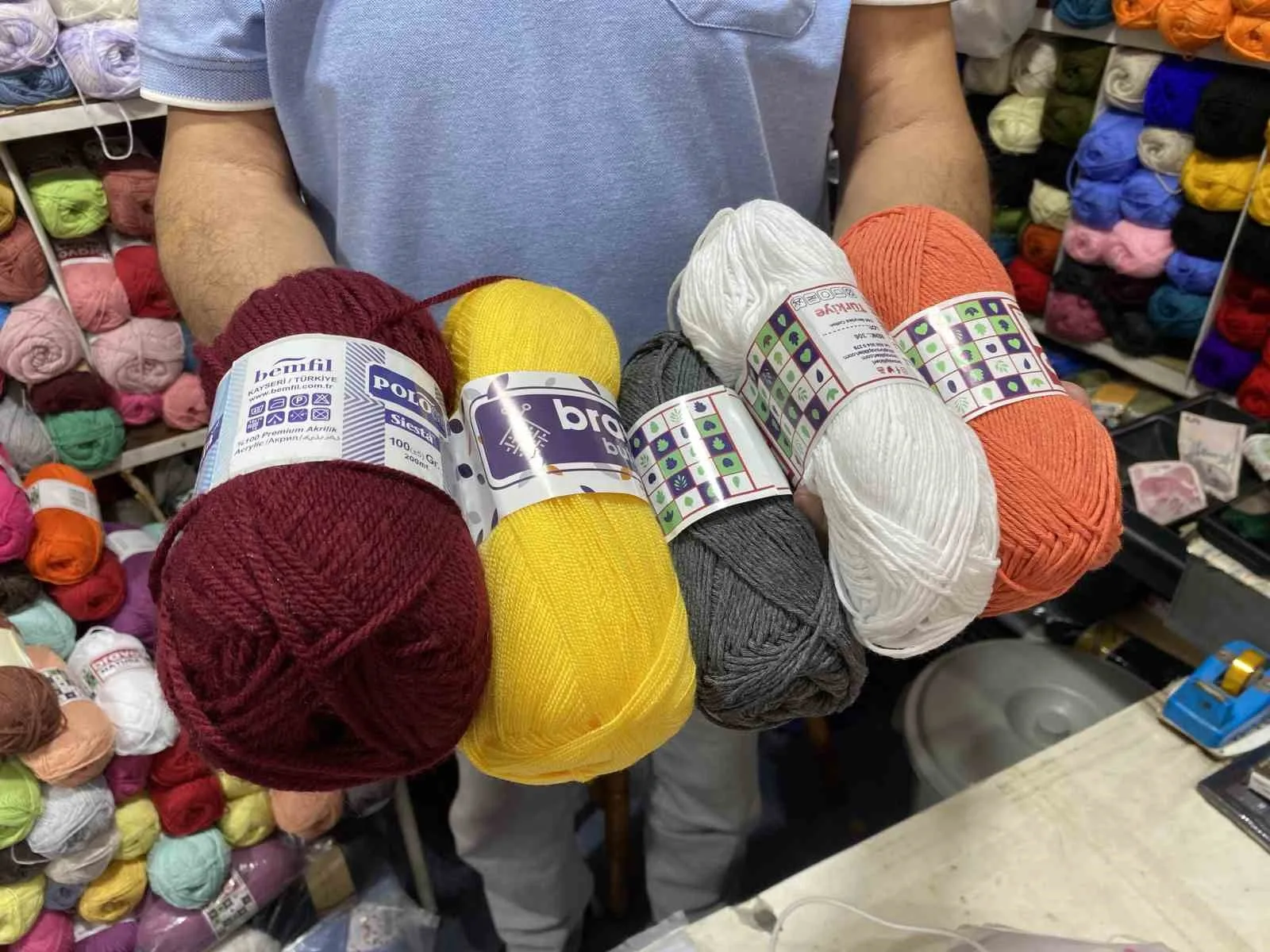 Eskişehir’de yaklaşık 40 yıldır ipçilik yapan Mehmet Dindar, kıyafet ören