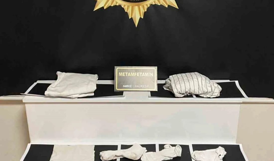 Balıkesir’de narkotik ekiplerinin düzenlediği operasyonda, kıyafetlere emdirilmiş 3 kilo 742