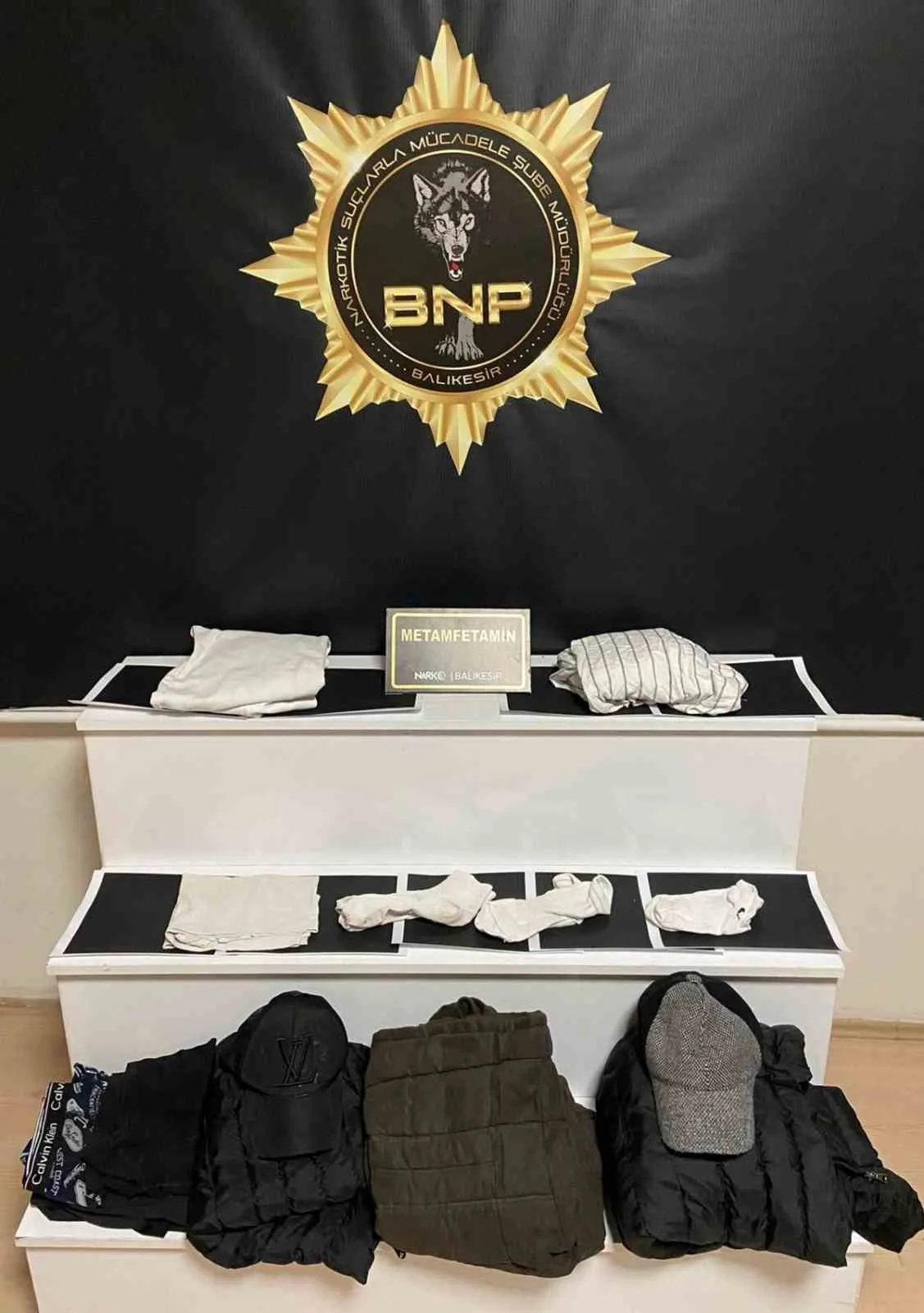 Balıkesir’de narkotik ekiplerinin düzenlediği operasyonda, kıyafetlere emdirilmiş 3 kilo 742