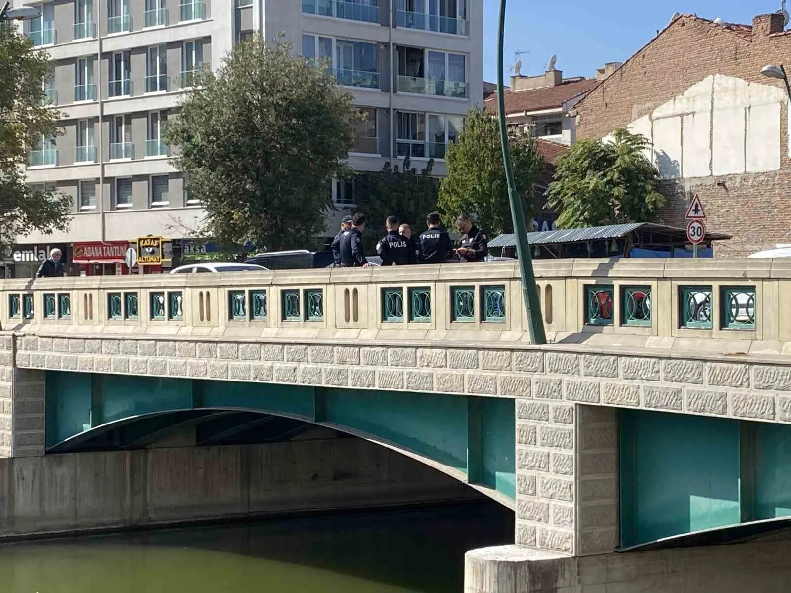 Eskişehir’de intihar etmek isteyen genç, olay yerine gelen kız arkadaşının