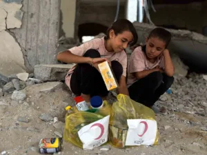 Türk Kızılay, Gazze kentinin yıkıntılarla dolu mahallelerinde yaşam mücadelesi veren