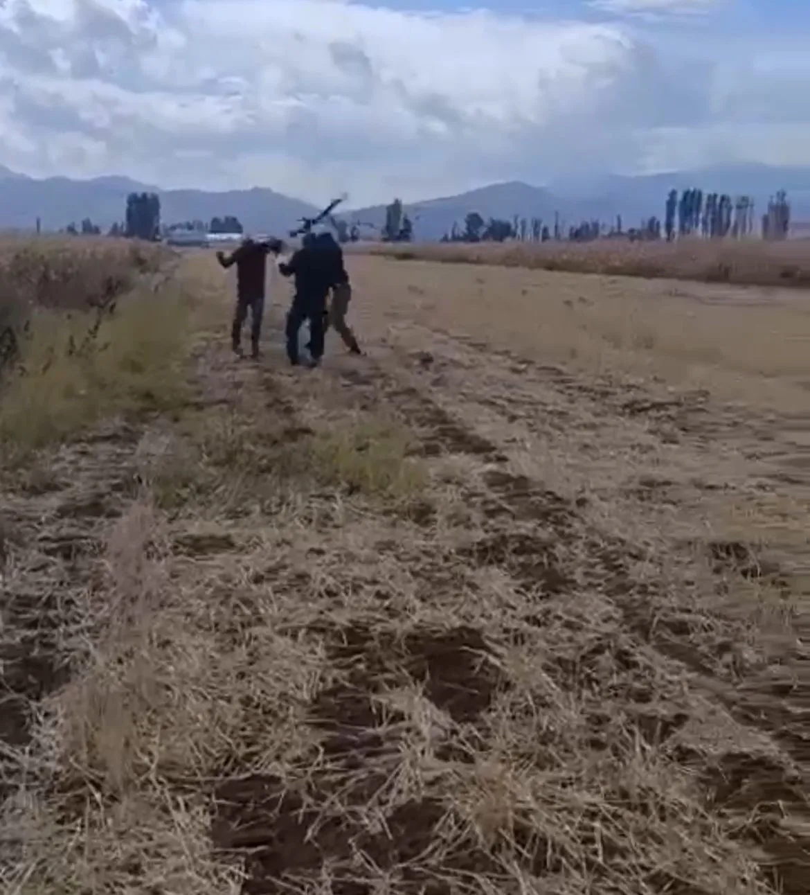 Kahramanmaraş’ın Elbistan ilçesinde arazi anlaşmazlığı nedeniyle çıkan kavgada bir kişi,