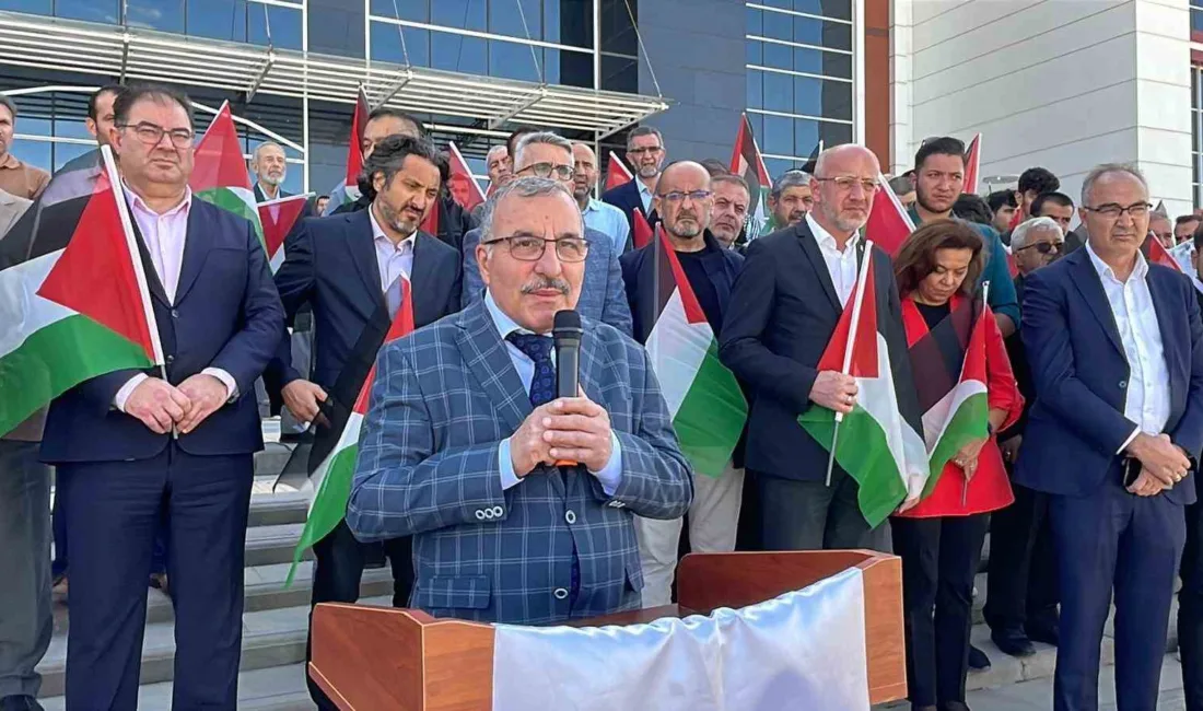 Karamanoğlu Mehmetbey Üniversitesi’nde (KMÜ) akademisyen ve öğrenciler Sumud Filosuna destek