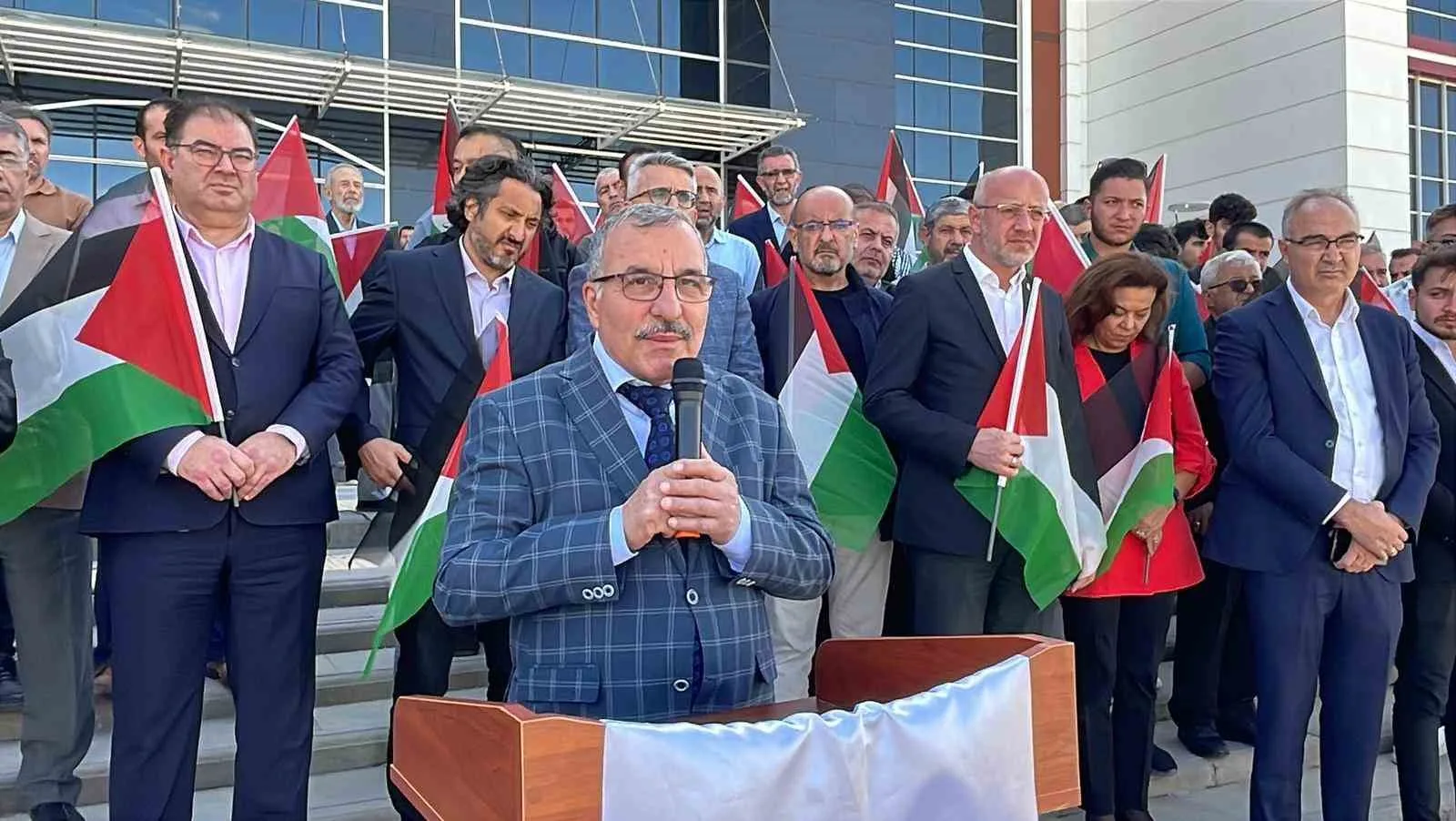 Karamanoğlu Mehmetbey Üniversitesi’nde (KMÜ) akademisyen ve öğrenciler Sumud Filosuna destek