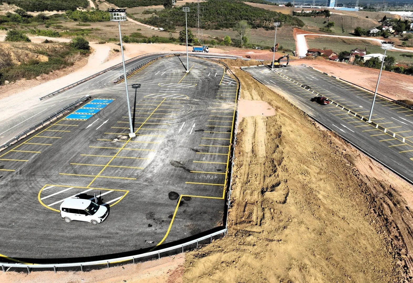 Kocaeli Stadı’nın çevresinde bir süre önce tamamlanan otoparkın ardından başlatılan