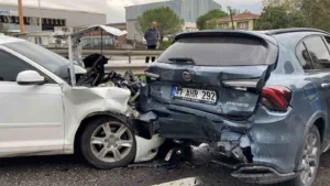 Kocaeli’nin Kartepe ilçesinde 5 otomobilin karıştığı zincirleme trafik kazasında 1’i