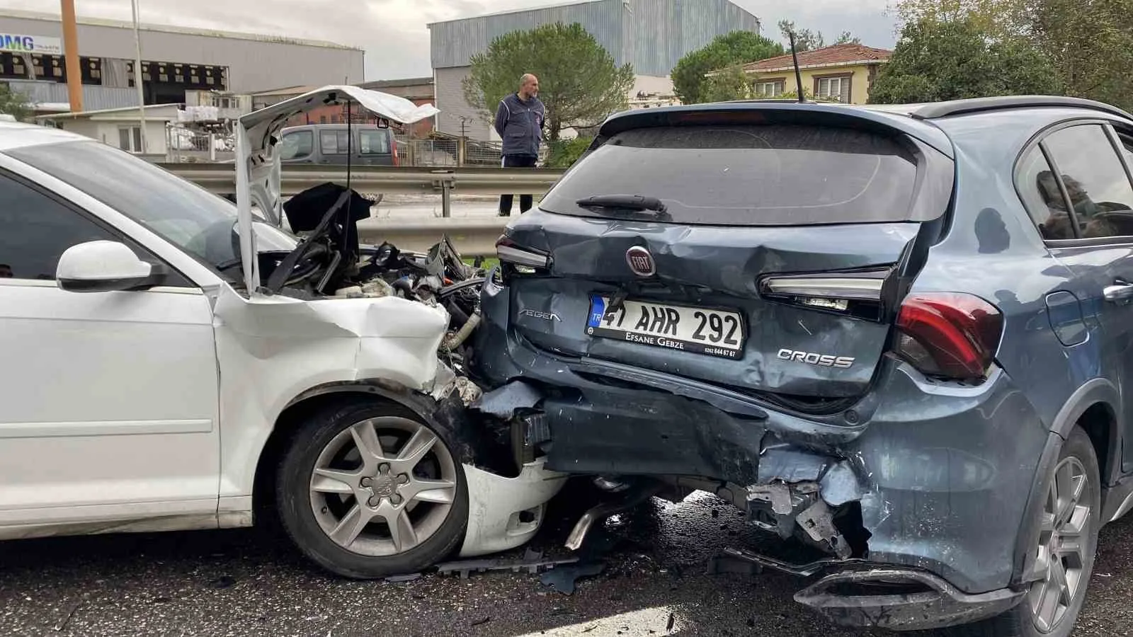 Kocaeli’nin Kartepe ilçesinde 5 otomobilin karıştığı zincirleme trafik kazasında 1’i
