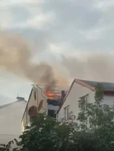 Kocaeli’de bir binanın çatısında çıkan yangın, mahallenin dumanla kaplanmasına neden