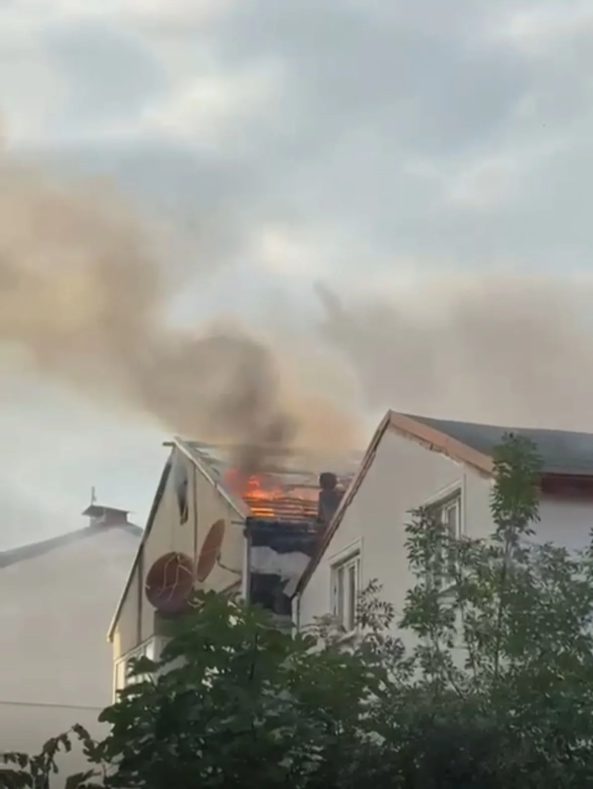 Kocaeli’de bir binanın çatısında çıkan yangın, mahallenin dumanla kaplanmasına neden