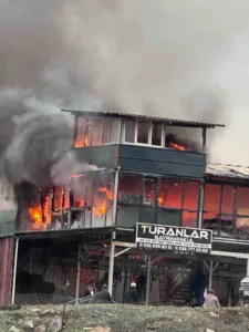 Kocaeli’de emlak ofisi olarak kullanılan 2 katlı konteynerde yangın çıktı.