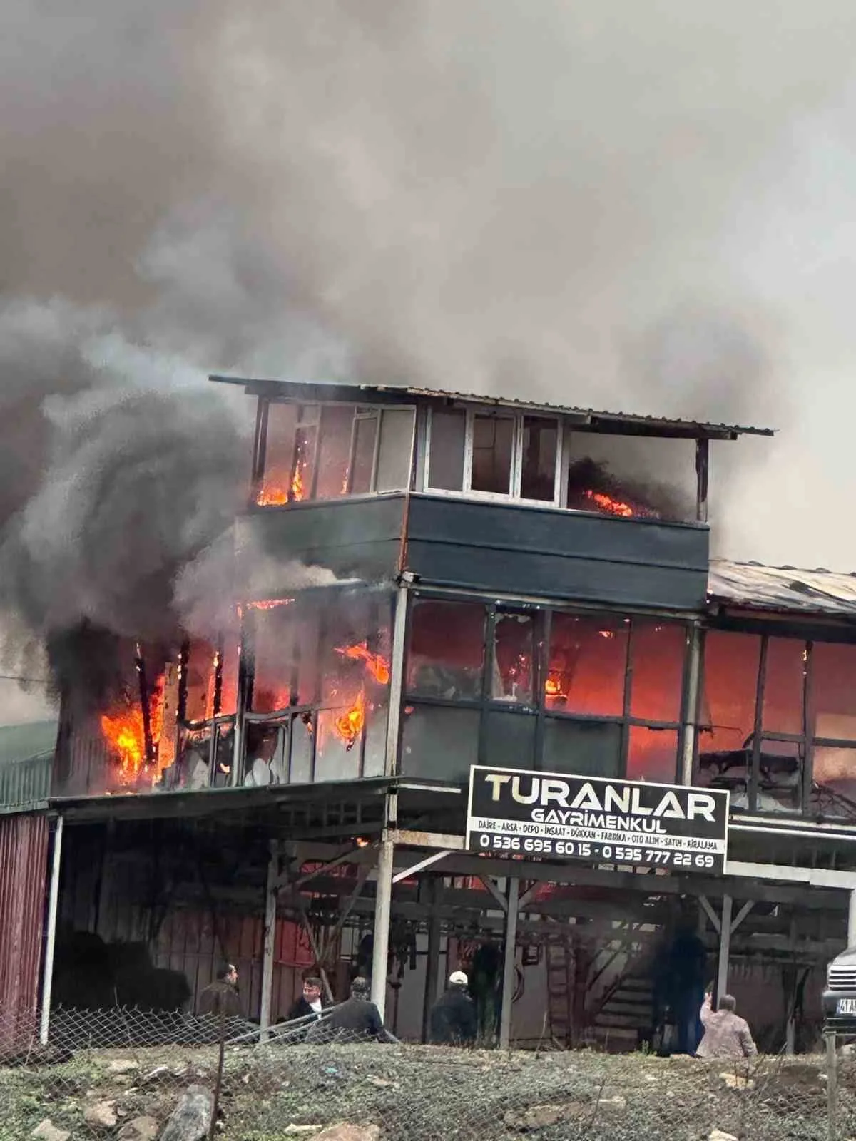 Kocaeli’de emlak ofisi olarak kullanılan 2 katlı konteynerde yangın çıktı.
