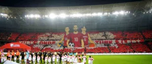 Türkiye-Gürcistan maçı öncesinde Kocaeli Stadyumu tribünlerinde koreografi gerçekleştirildi. 2026 FIFA