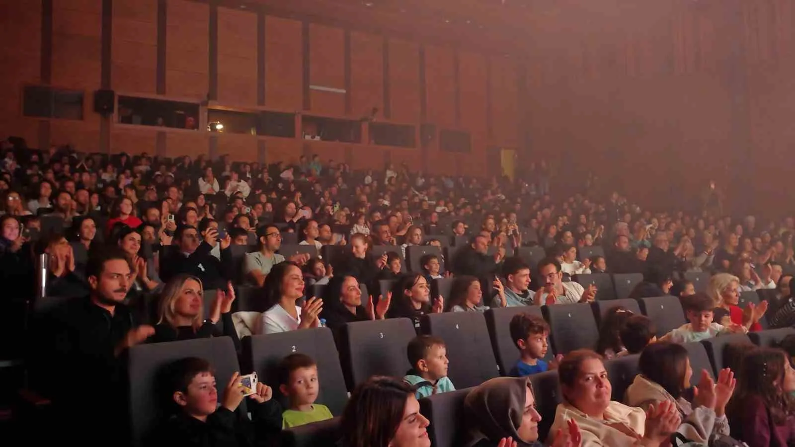 Kocaeli Büyükşehir Belediyesi Şehir Tiyatroları, yeni sezon perdesini çocuklara ve