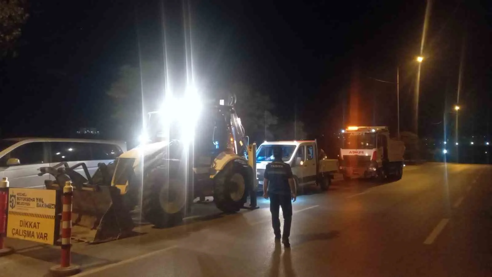 Kocaeli’de yola beton dökerek çevre kirliliğine neden olduğu ve trafik