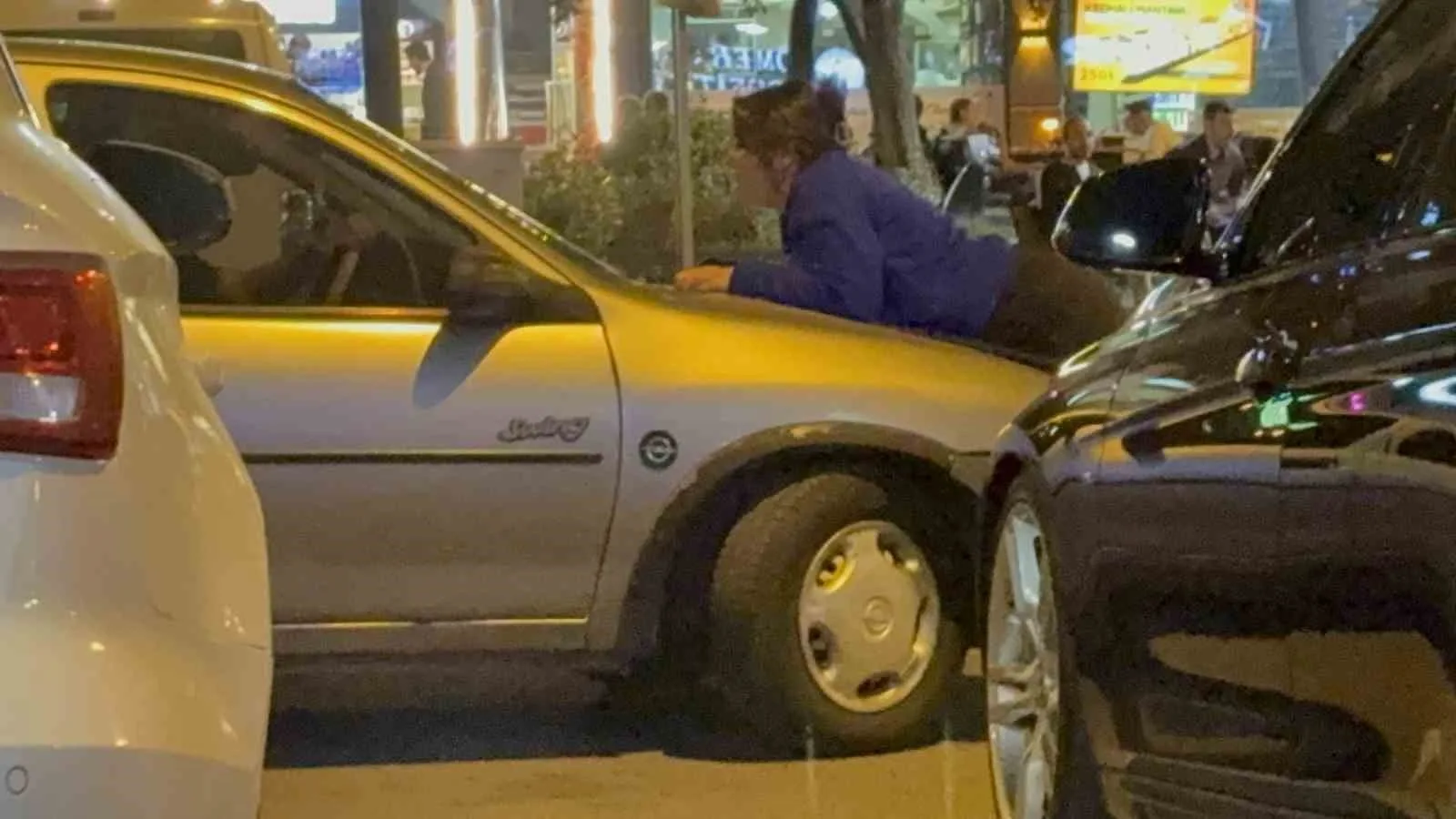Kayseri’nin Kocasinan ilçesinde kocasıyla tartışan kadın, kocasının gitmesini engellemek için