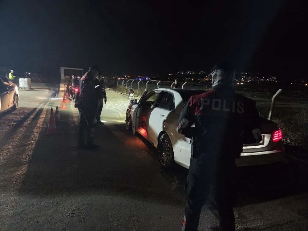 Adıyaman İl Emniyet Müdürlüğü’ne bağlı polis ekipleri, kentte bulunan konteyner