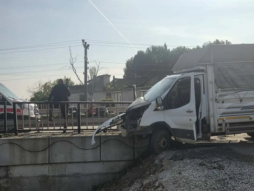 Orhangazi-İznik Karayolu’nda meydana gelen trafik kazasında kontrolden çıkan kamyonet köprü