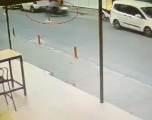 Antalya’nın Manavgat ilçesinde, sürücüsünün direksiyon hakimiyetini kaybettiği motosiklet kaldırıma çıkarak
