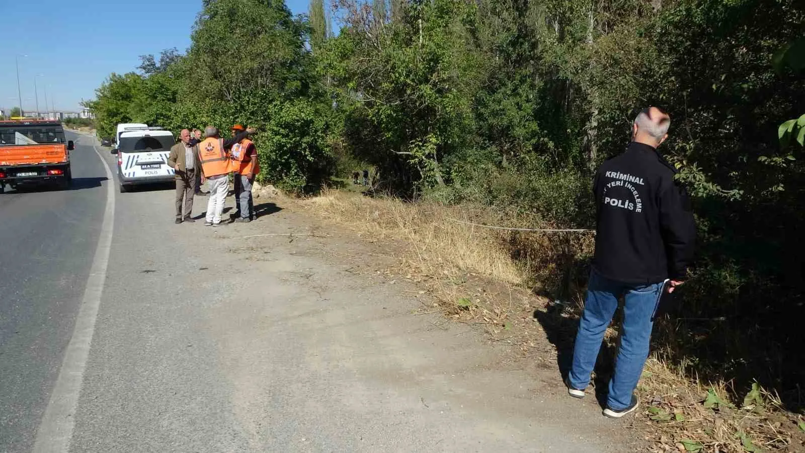 Malatya’nın Yeşilyurt ilçesinde sürücüsünün direksiyon hakimiyetini kaybettiği otomobil yaklaşık 50