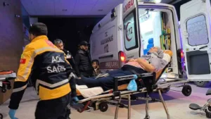 Bursa’nın İnegöl ilçesinde kontrolden çıkan otomobilin duvara çarptığı kazada 3