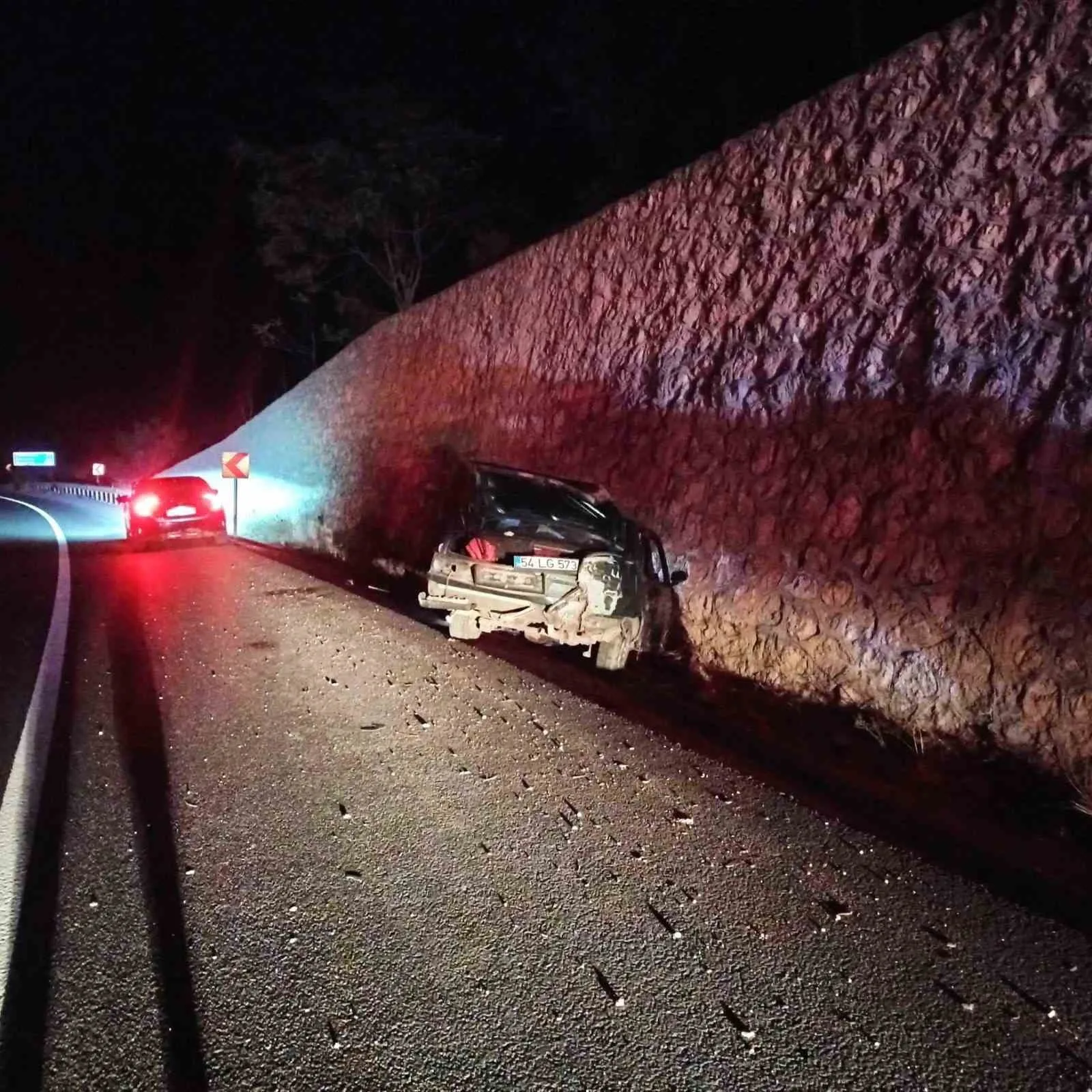 Bilecik’te seyir halinde kontrolden çıkan otomobil istinat duvarına çarparken, meydana