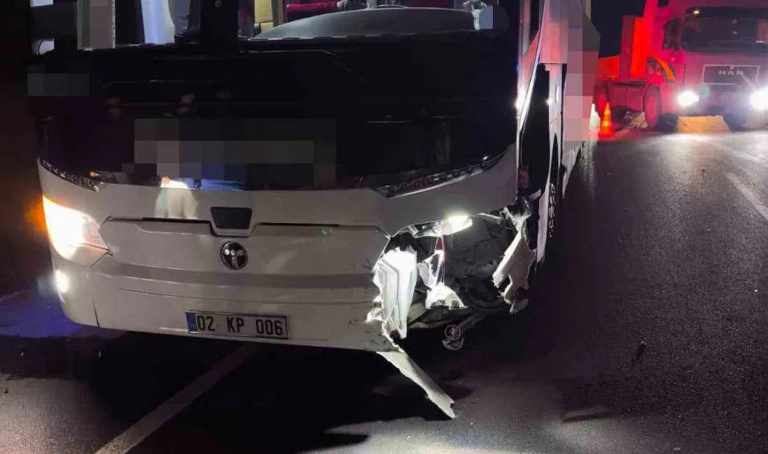 Isparta’nın Şarkikaraağaç ilçesinde kontrolden çıkan otomobilin karşı şeride geçerek yolcu