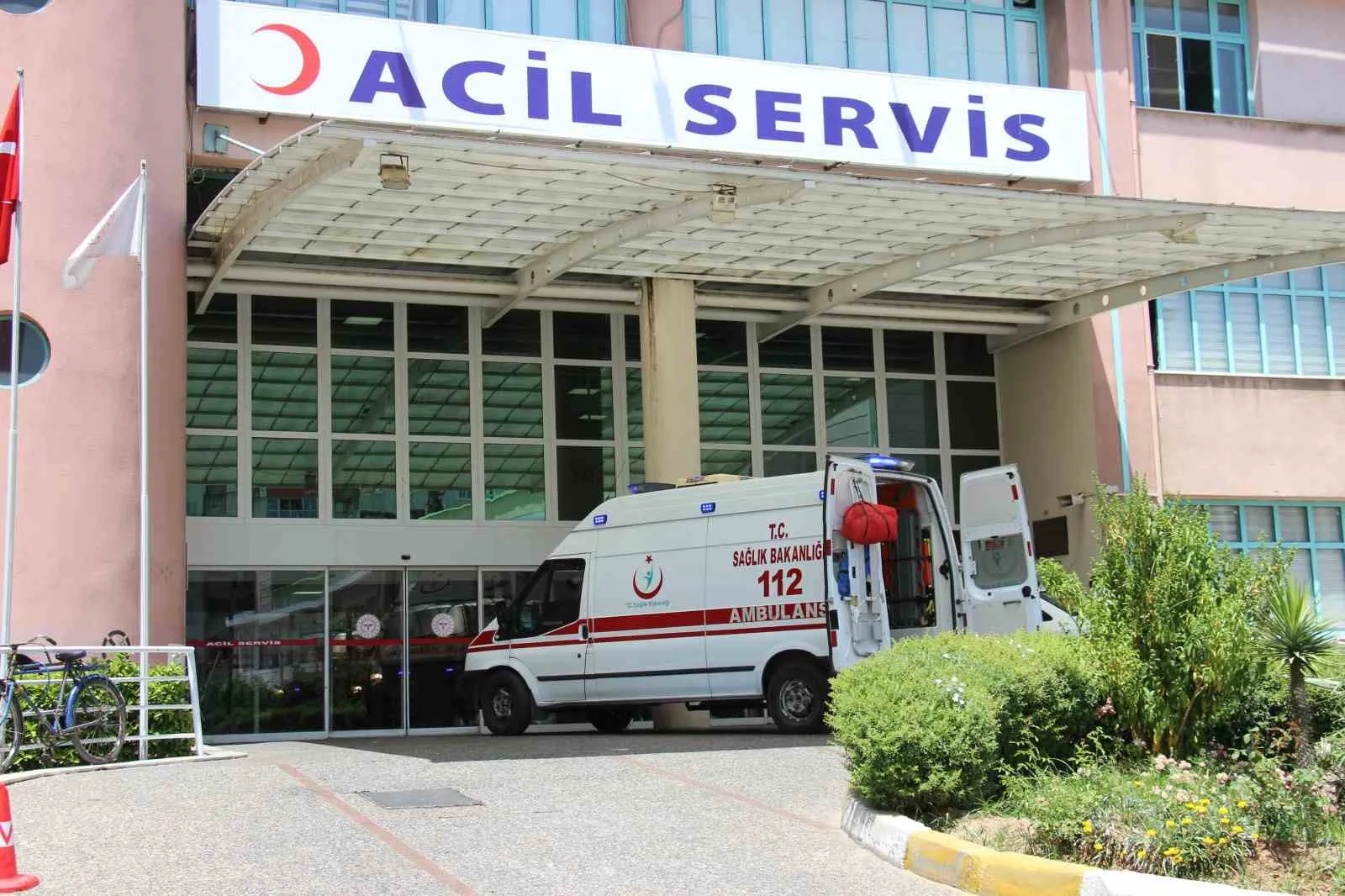 Aydın’ın Germencik ilçesinde seyir halindeki otomobilin kontrolden çıkarak sulama kanalına