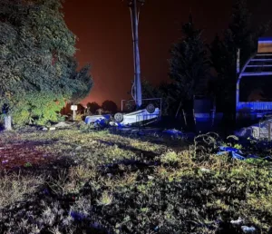 Bursa’nın İnegöl ilçesi yağmur nedeniyle kayganlaşan yolda kontrolden çıkan otomobil
