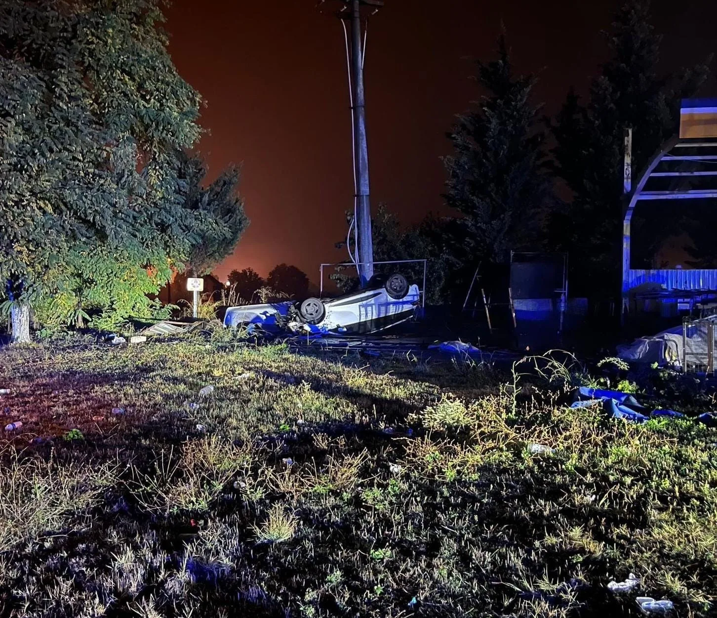 Bursa’nın İnegöl ilçesi yağmur nedeniyle kayganlaşan yolda kontrolden çıkan otomobil