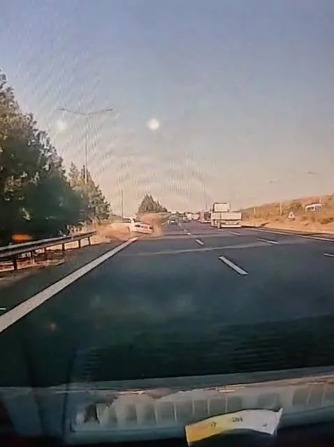 Hatay’da seyir halindeyken sürücüsünün kontrolünü kaybetmesiyle bariyerlere çarpan otomobilin o