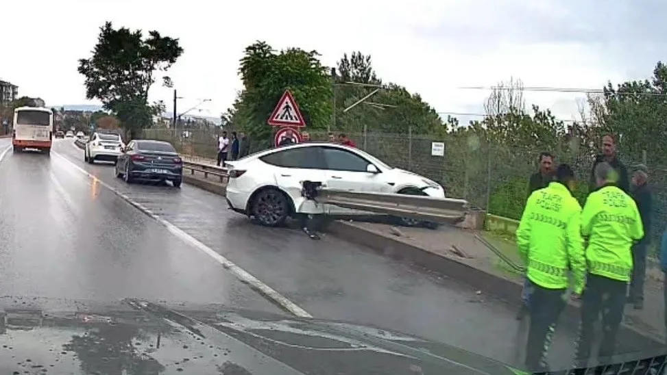 Eskişehir’de ıslak zeminde kontrolden çıkan Tesla jipin bariyere saplandığı trafik