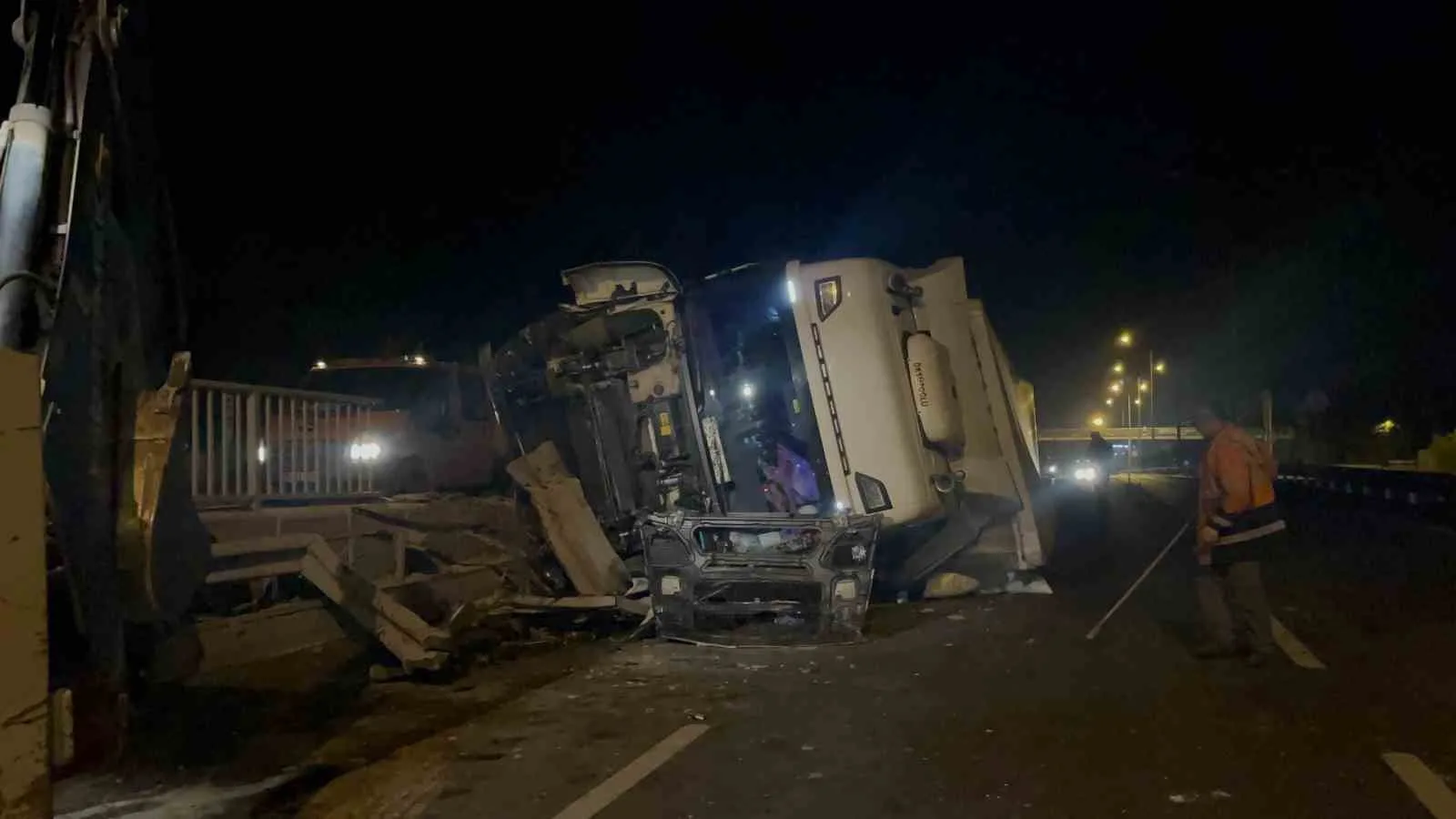Eskişehir’de sürücüsünün kontrolünden çıkan şeker yüklü tır, bariyerleri biçtikten sonra