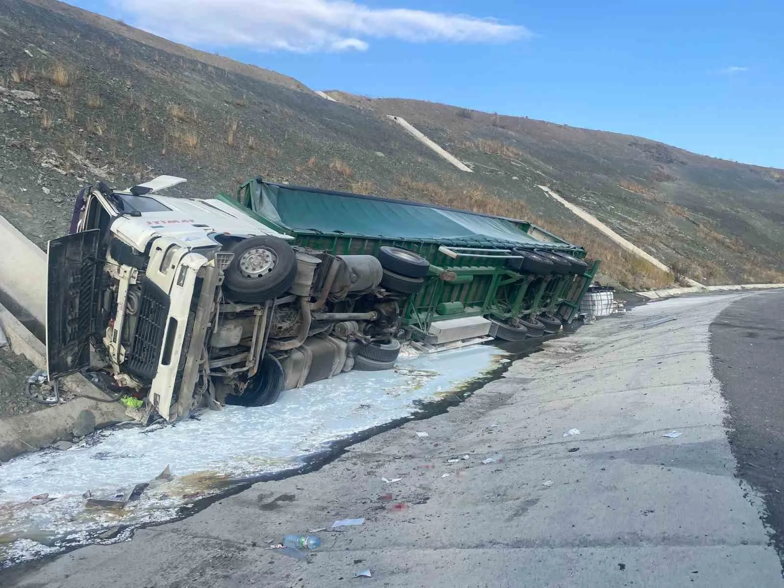 Konya’nın Kulu ilçesi yakınlarında tırın devrilmesi sonucu meydana gelen kazada