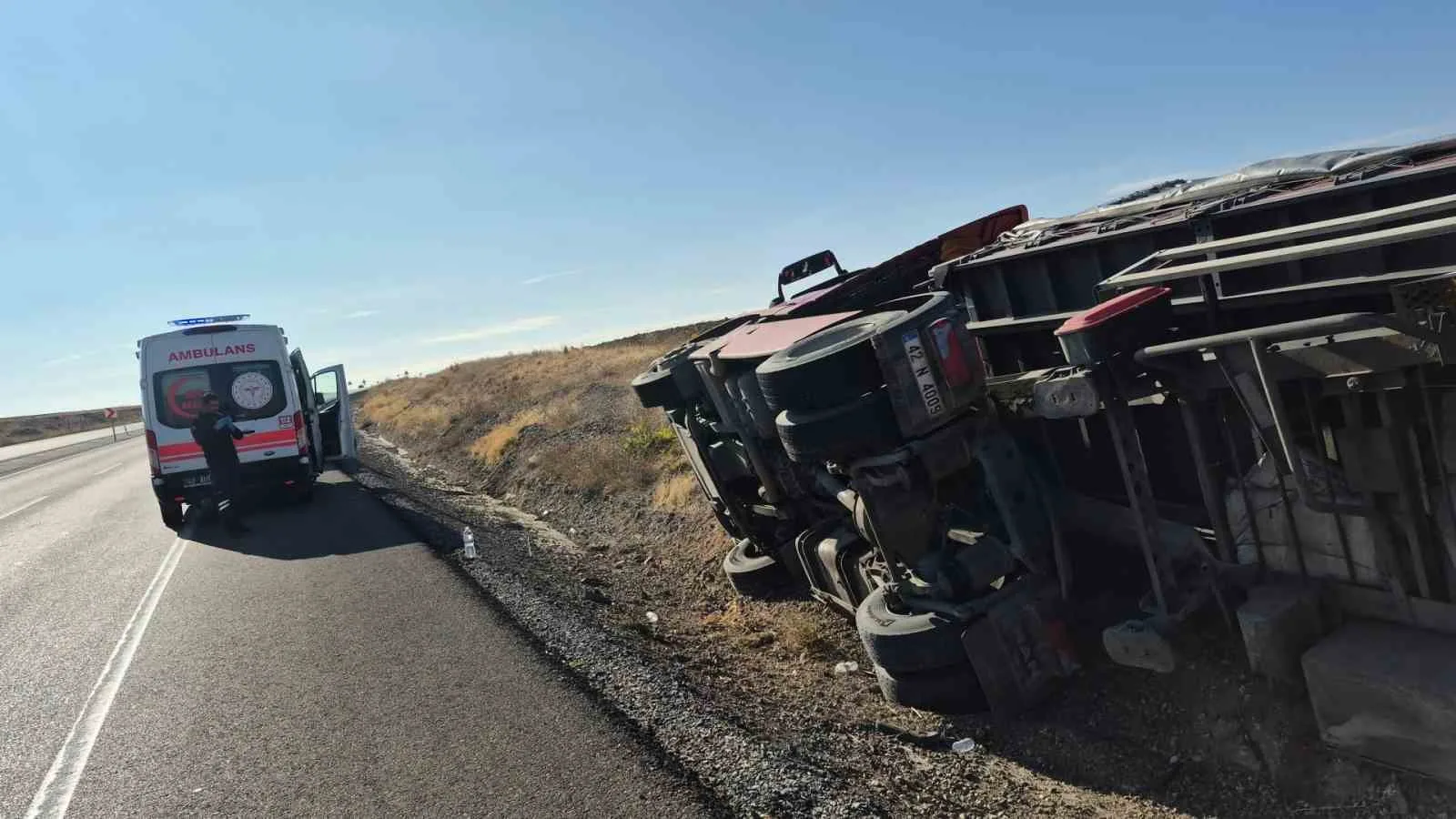 Konya’nın Kulu ilçesi yakınlarında kontrolden çıkarak devrilen tırın sürücüsü hafif