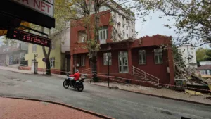 Zonguldak’ın Ereğli ilçesinde, eski bir sağlık ocağının kontrollü yıkımı, pes